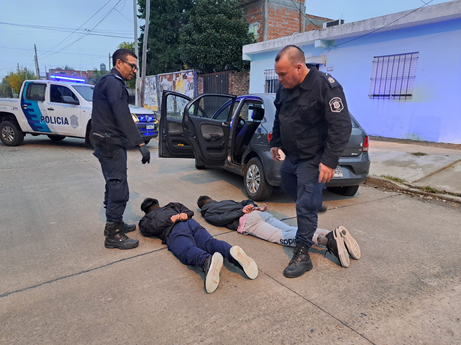 Menores roban a punta de pistola el auto de una mujer en Morón y la justicia los libera