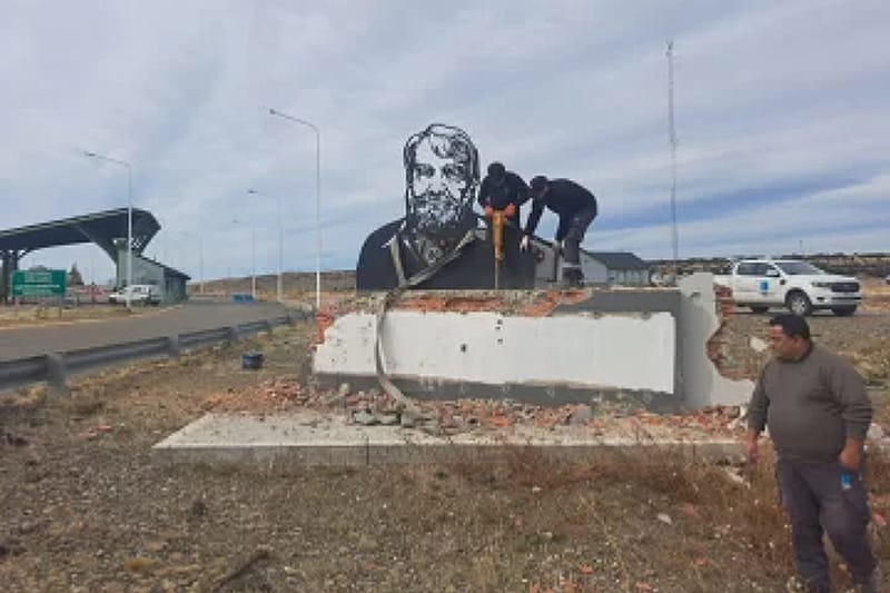 El gobierno ordenó destruir el monumento a Osvaldo Bayer en Santa Cruz