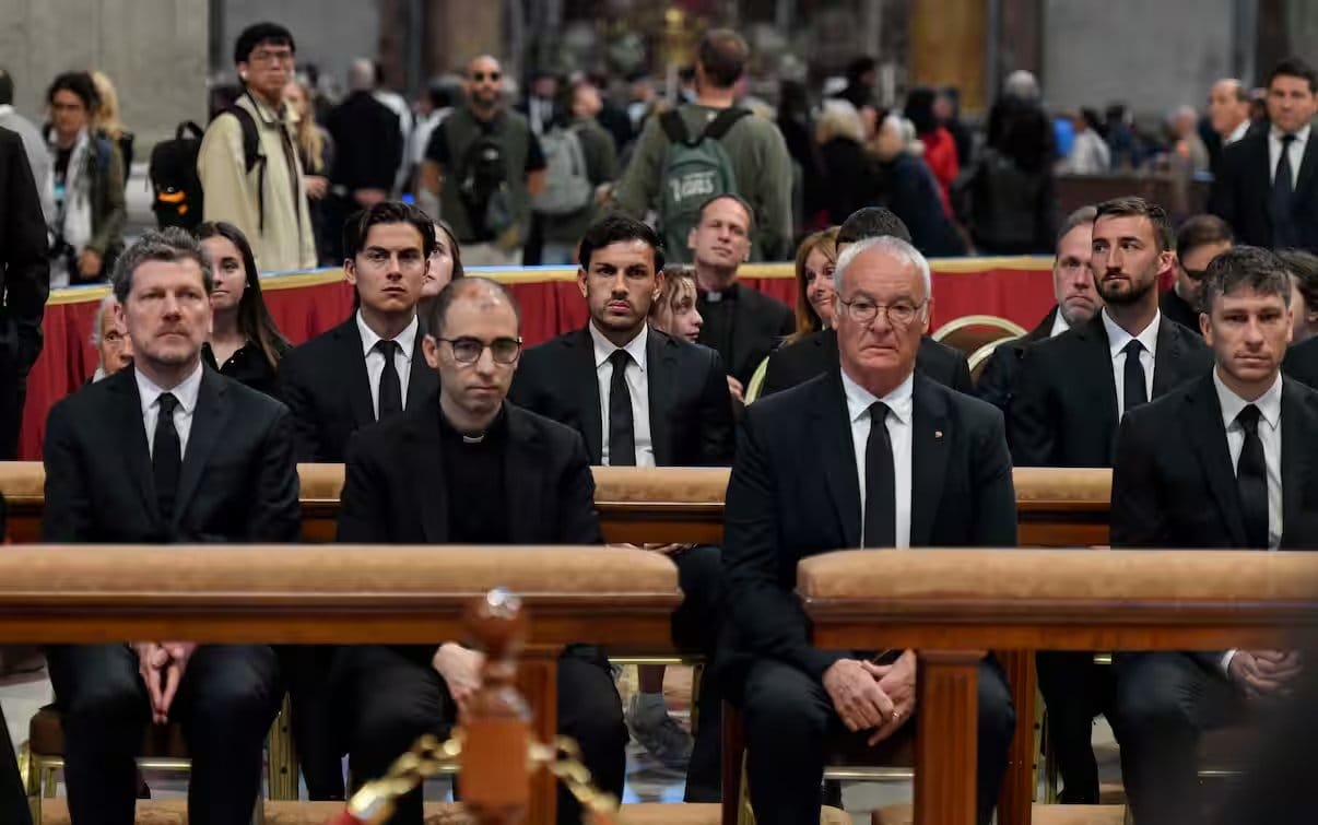 Cuatro jugadores argentinos despidieron al Papa Francisco