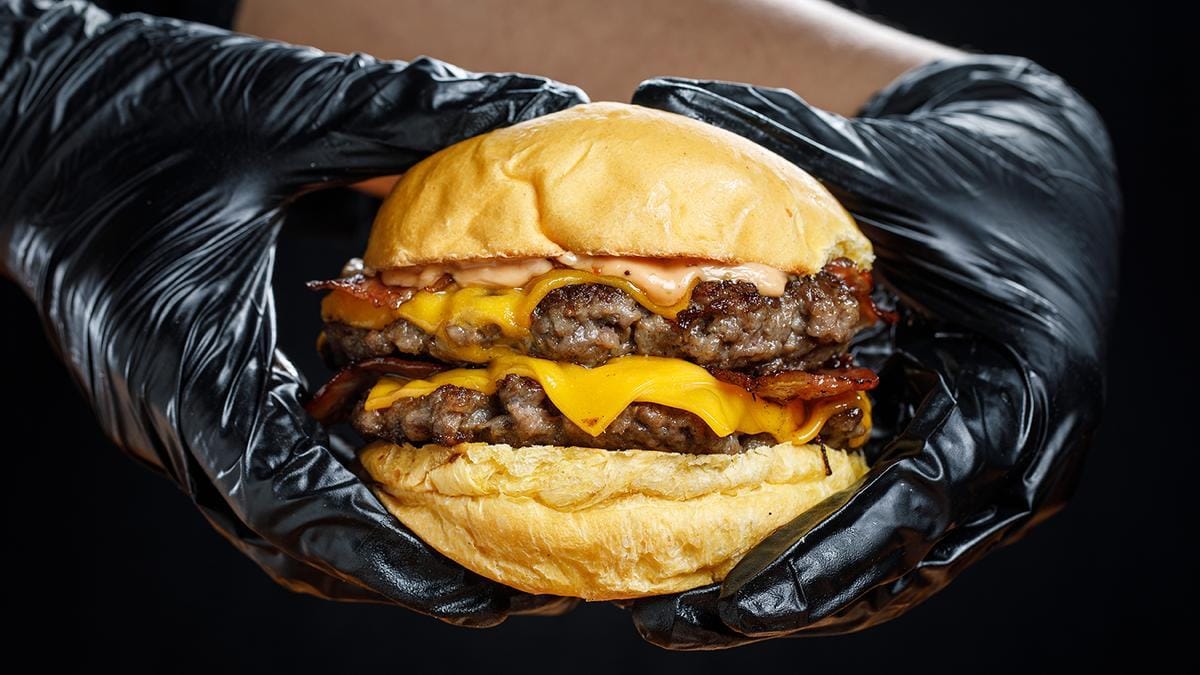 Un comercio de Ituzaingó celebra el Día de la Hamburguesa con una promoción sorprendente