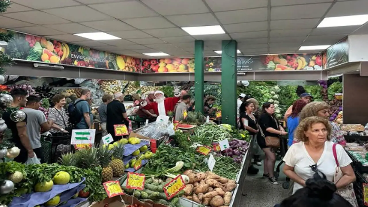 Abrió en Villa Tesei un autoservicio de frutas y verduras que vende la cebolla y la zanahoria a $200 Kg.