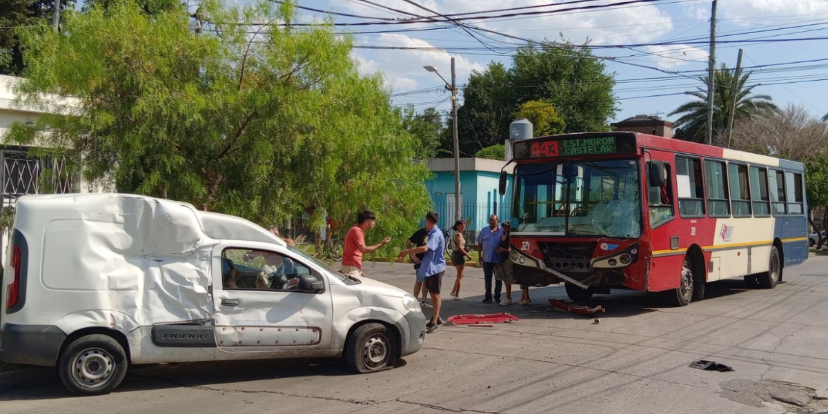 Un colectivo de la 443 embistió a una camioneta en Ituzaingó y una mujer debió ser asistida