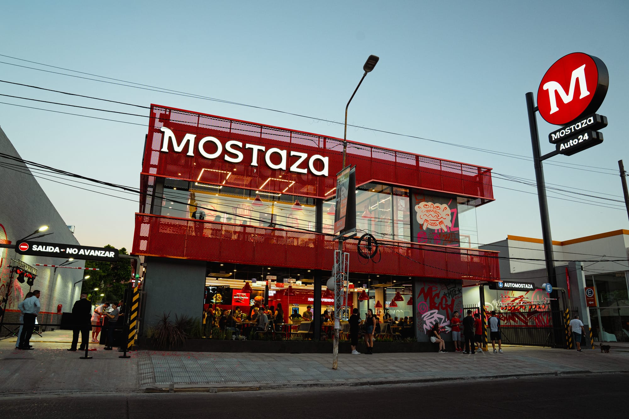 Mostaza sigue su expansión en el conurbano y abrió un nuevo local en Castelar