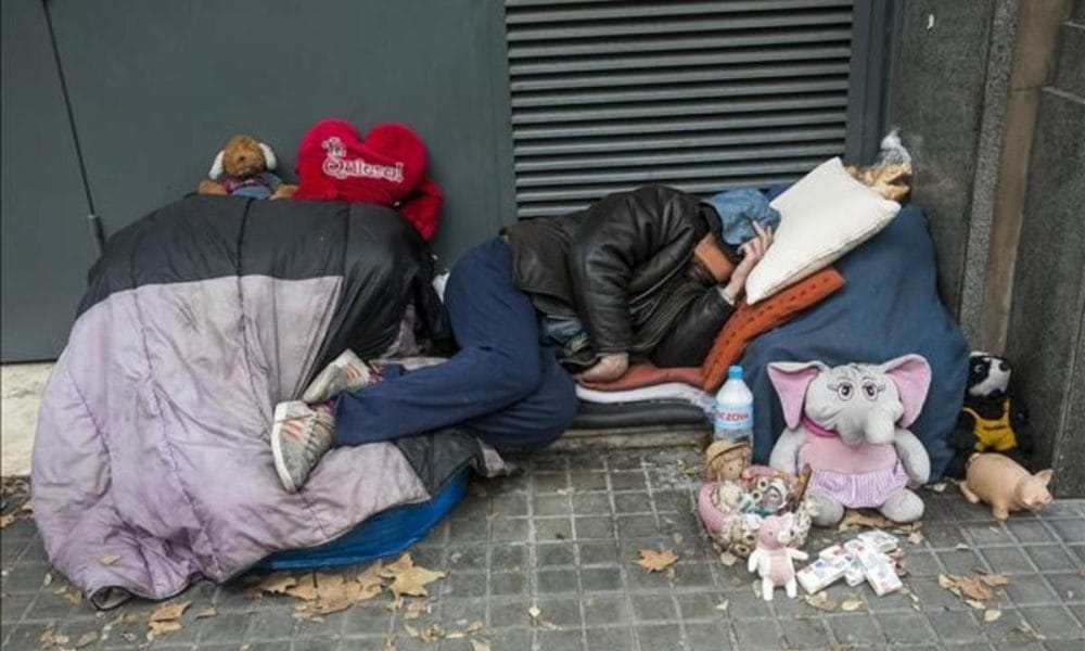 Por primera vez se ven familias enteras durmiendo en la calle en el centro de Ituzaingó