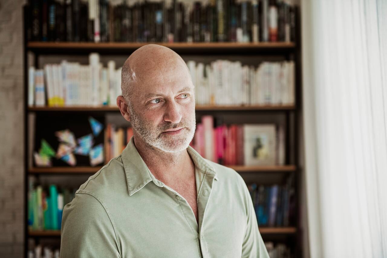 El cerebro aterriza en el Oeste: Estanislao Bachrach llega al Gran Ituzaingó con "Límbico"