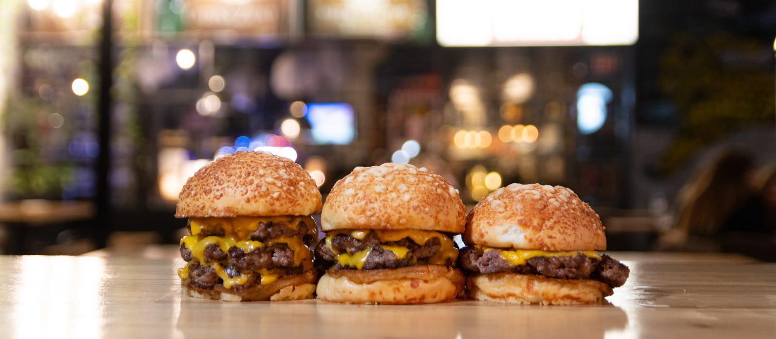 Un restaurante regala hamburguesas y panchos por su apertura en Ituzaingó
