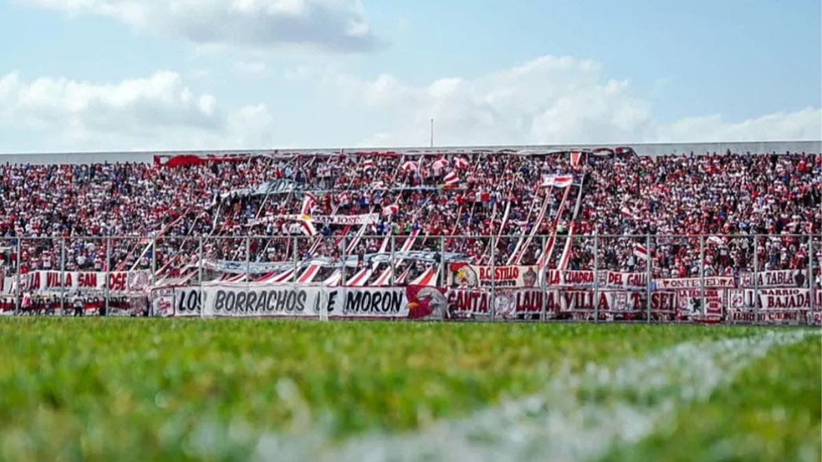 Un youtuber español quedó maravillado con la hinchada de Deportivo Morón