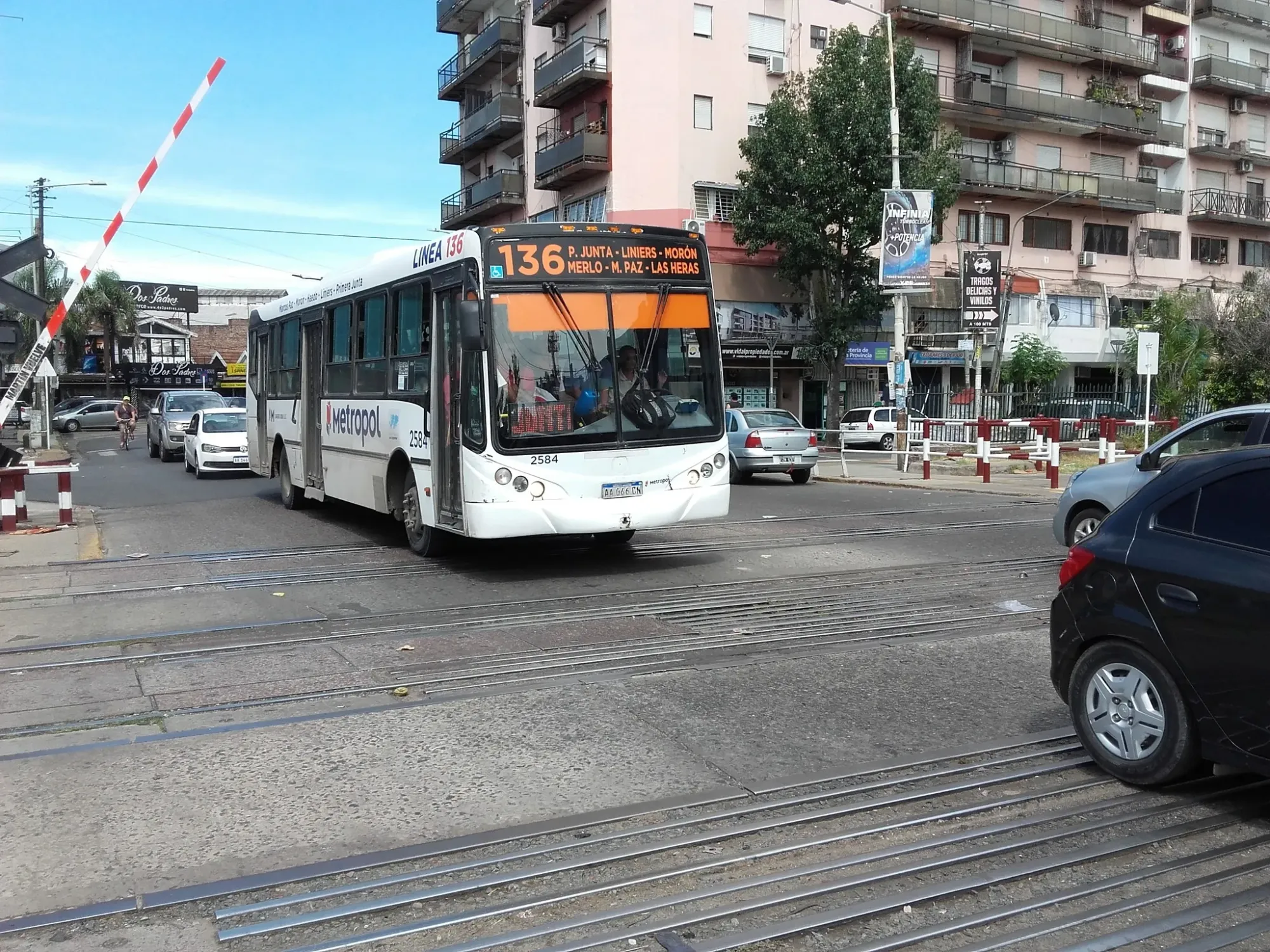 El gobierno analiza eliminar las líneas de colectivos 136 y 163 en la Zona Oeste