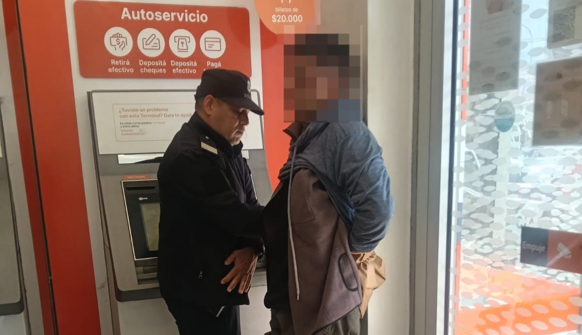 Tensión en Ramos Mejía: intentó robar en un cajero, disparó y fue reducido por los clientes