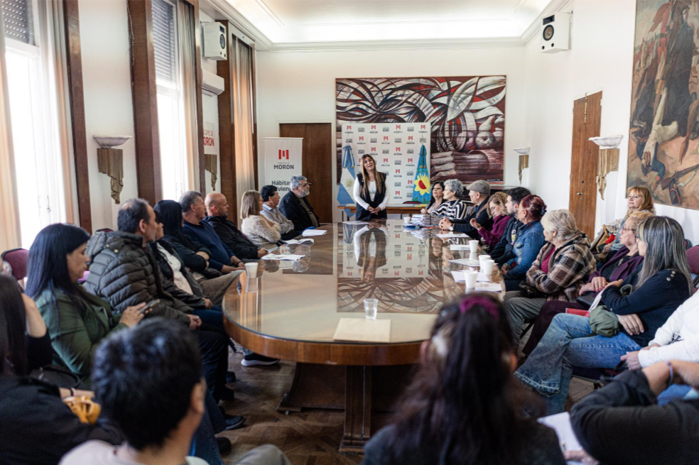 Morón es Hogar: Vecinos y vecinas pudieron firmar sus escrituras