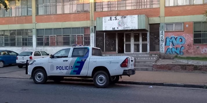 Tensión en Merlo: un hombre armado con una cuchilla ingresó a una escuela y fue reducido por la directora