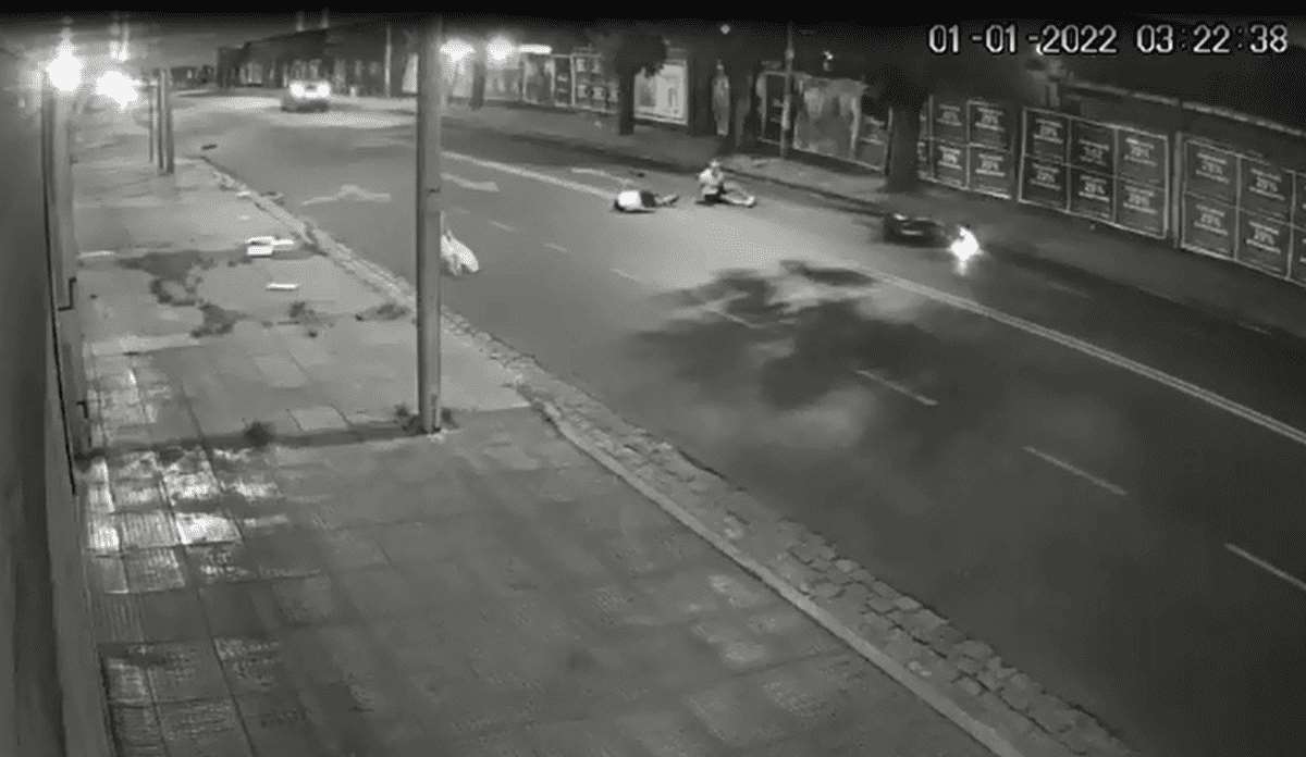 Haedo: un auto chocó, escapó y provocó heridas de gravedad a dos jóvenes