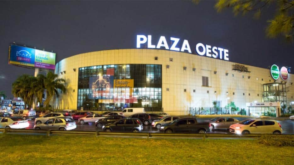 Se cayó parte del techo del patio de comidas del Plaza Oeste e hirió aun bebé de 7 meses