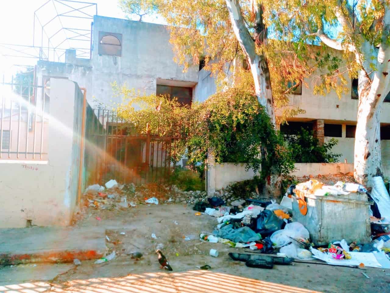Vecin@s de Palomar denuncian abandono en una escuela primaria en el barrio Carlos Gardel