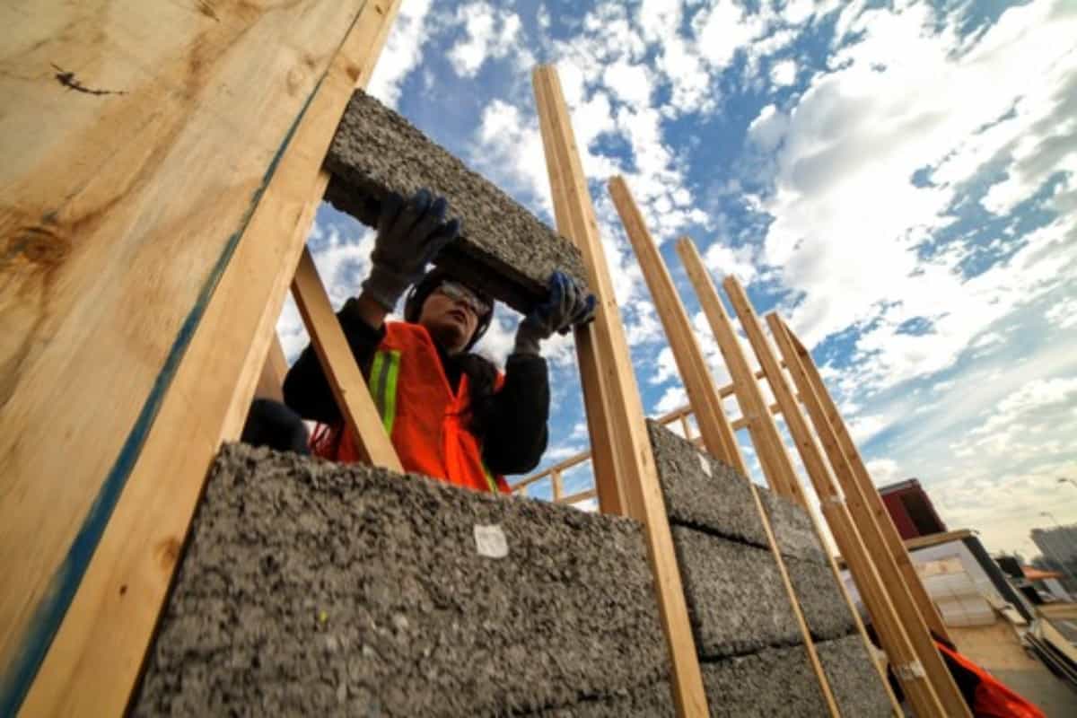 Morón: Lucas Ghi visitó las obras de vivienda que se desarrollan en el barrio Seré