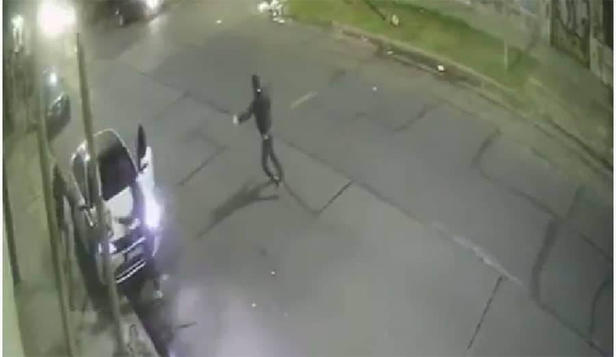 Villa Sarmiento: le roban al auto y se salva de milagro
