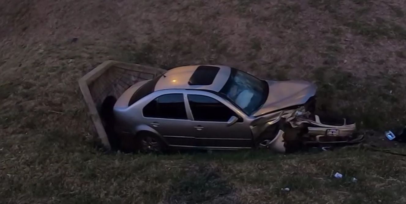 Entró a contramano en la Autopista del Oeste y terminó en un zanjón