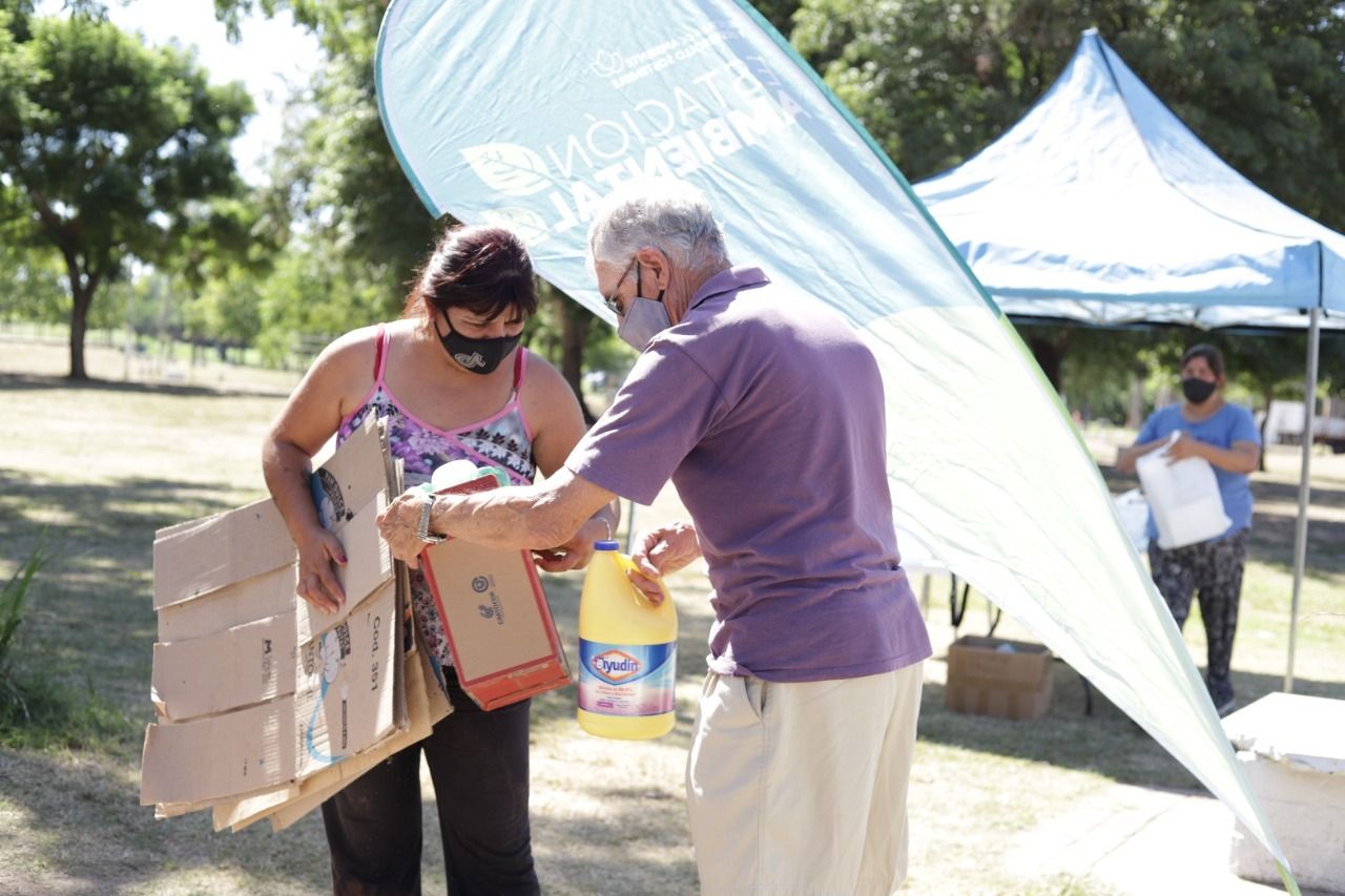 Una persona recibe residuos reciclables en un punto verde de Moreno.