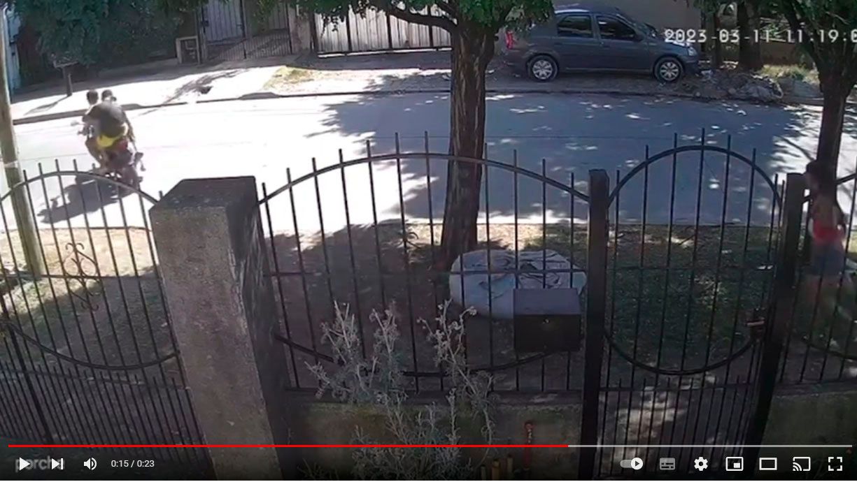 Castelar Sur: motochorros asaltan a una joven a las 11 de la mañana