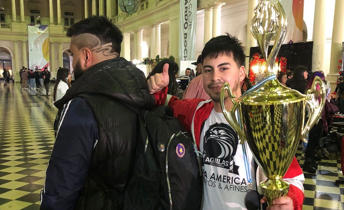 Un barbero de Merlo busca sponsors para viajar a la Copa América de la disciplina