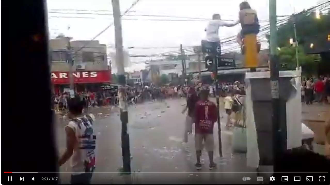Batalla campal entre egresados de varios colegios en el centro de Padua