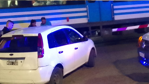 Accidente en la barrera de Santa Rosa entre un auto y la formación del Sarmiento