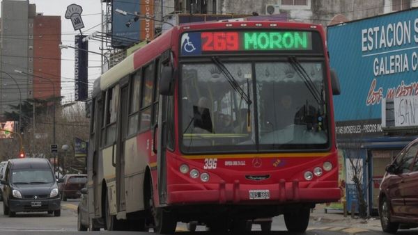 Todos a bordo: el día en que un intendente manejó un colectivo por Ituzaingó
