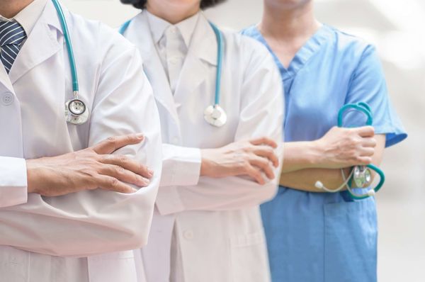 Lo lleva en la piel: la vecina de Hurlingham que se tatuó a los médicos que le salvaron la vida