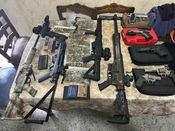 Morón: descubren un arsenal con armas de guerra y más de 400 municiones