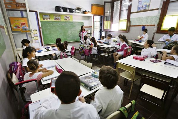 Milei recorta el salario de los docentes y peligra el inicio de las clases