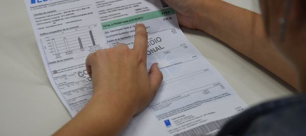 El gobierno quiere sacarle el subsidio de luz y gas a las familias que tengan un auto o una moto