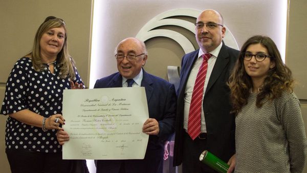 El hombre que se recibió a los 80 años en la UNLAM
