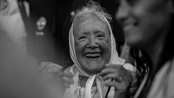 El Oeste despide a Nora Cortiñas en el Gorki Grana