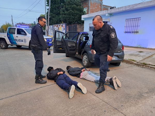Menores roban a punta de pistola el auto de una mujer en Morón y la justicia los libera