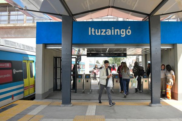 A horas de aprobarse las facultades delegadas a Milei, el gobierno por DNU comenzó la privatización de todos los trenes