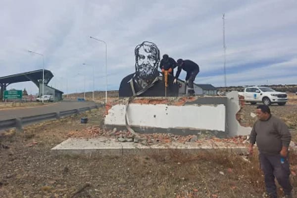 El gobierno ordenó destruir el monumento a Osvaldo Bayer en Santa Cruz