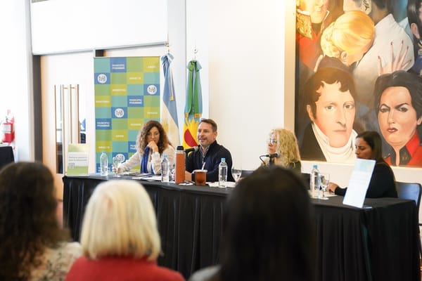 El intendente presentó un nuevo manual pedagógico para las escuelas de Ituzaingó
