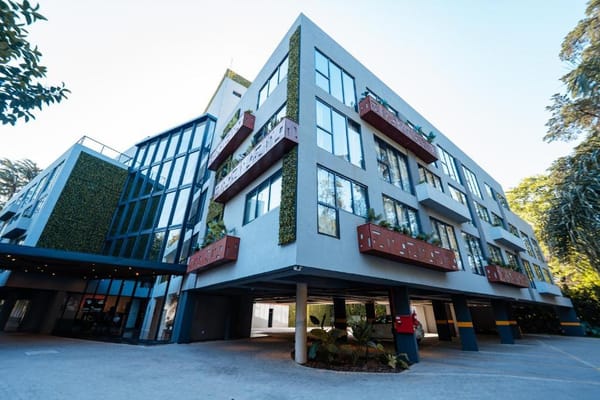 Una pareja de influencers relató cómo es vivir en un hotel en Ituzaingó