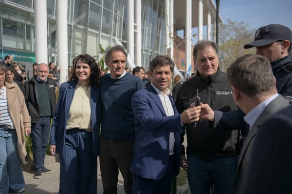 Kicillof recorrió Ituzaingó: más aulas, patrulleros, cámaras y alarmas vecinales