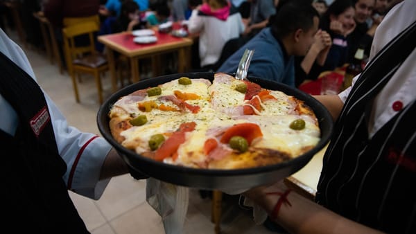 Un restaurante de Ituzaingó lanzó una fantástica promoción por la “Noche de la Pizza y la Empanada”