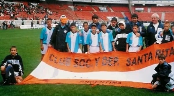 El día en que un club de barrio de Ituzaingó representó a Argentina en Francia