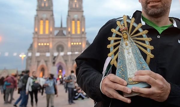 Las juventudes de Morón caminan: Los chicos y las chicas se suman a la peregrinación a Luján