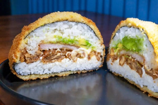 Un restaurante de Ituzaingó es furor en las redes por su "sushi burger"