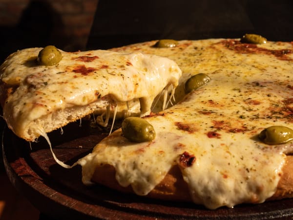 Una pizzería de Ituzaingó cumple 27 años y ofrece pizzas a $2.700 pesos