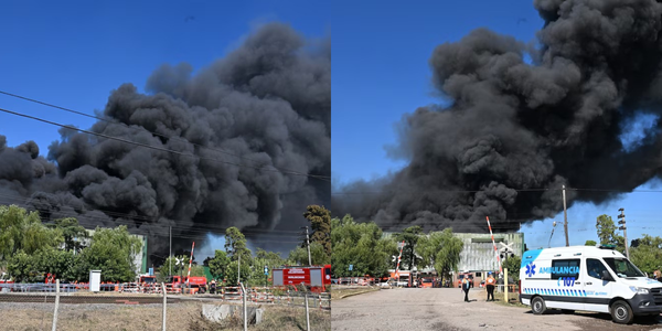 Voraz incendio en un depósito de Francisco Álvarez: el fuego está contenido y asisten a los vecinos