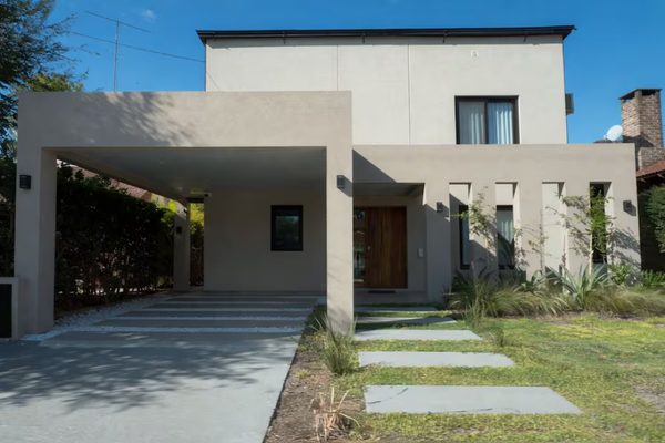 Le encontraron a Adorni una mansión en un Country