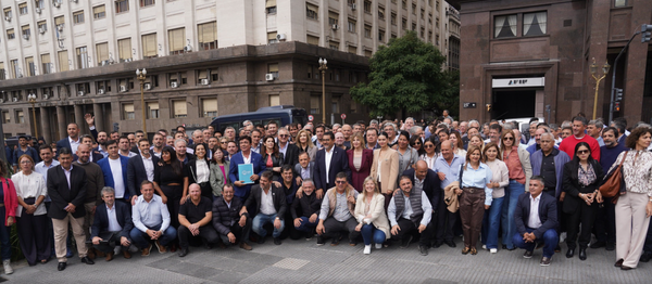 Más de 100 intendentes reclamaron obras frente al Ministerio de Economía