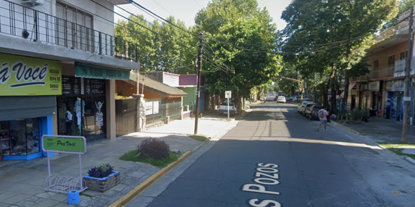 Robo frustrado en el centro de Ituzaingó: quisieron vaciar un local de ropa pero los agarró la policía