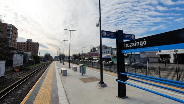 Es un caos viajar: el gobierno planificó muy mal el parate de los trenes y no hay refuerzo de colectivos