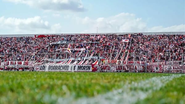Un youtuber español quedó maravillado con la hinchada de Deportivo Morón